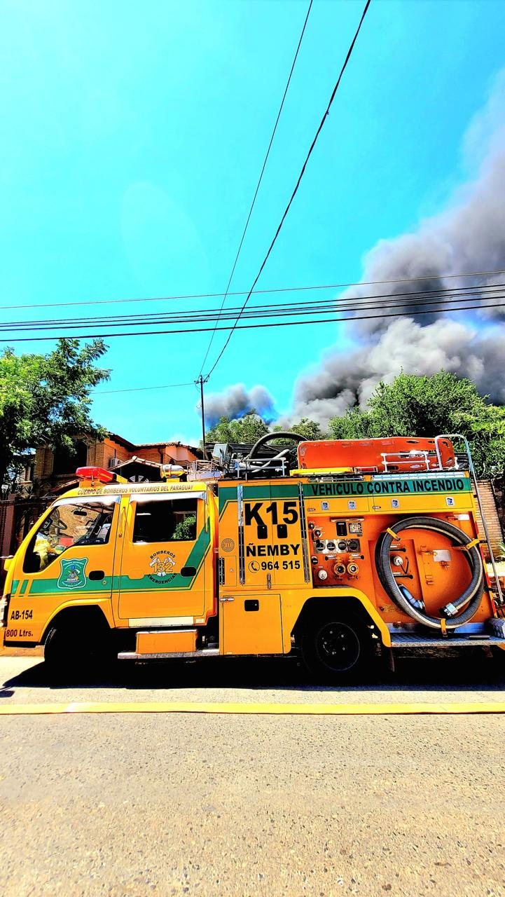 Autobomba K15 de la Décimo Quinta Compañía de Ñemby frente a una columna de humo