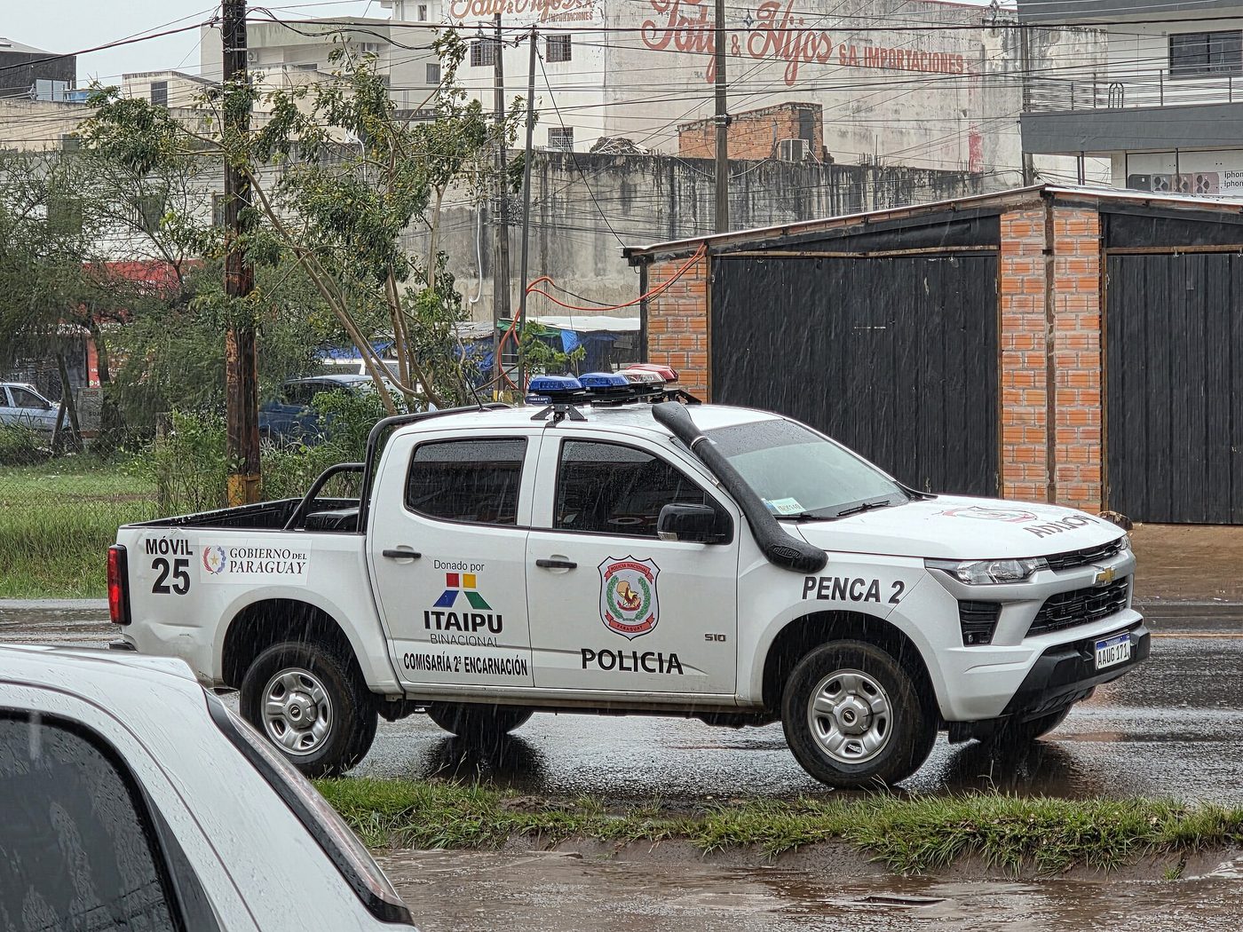 Patrullera de la Policía Nacional bajo la lluvia